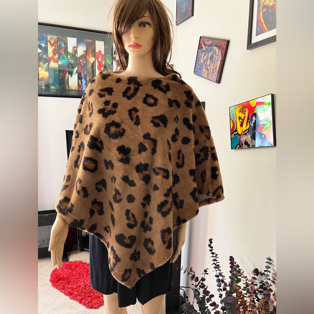 NWOT Women's Soft Warm Cozy Leopard Animal Print Shrug Faux Fur Poncho Small